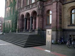 Rufsäule mit Haupteingang (Gebäudeteil B) Rufsäule mit Haupteingang (Gebäudeteil B)