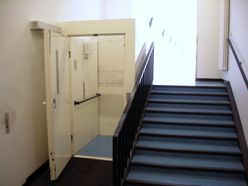 Fahrstuhl am Übergang vom Gebäudeteil B zum Gebäudeteil C Fahrstuhl am Übergang vom Gebäudeteil B zum Gebäudeteil C