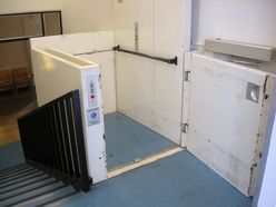 Fahrstuhl am Übergang vom Gebäudeteil C zum Gebäudeteil B Fahrstuhl am Übergang vom Gebäudeteil C zum Gebäudeteil B